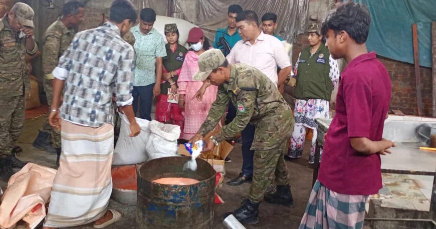 অস্বাস্থ্যকর পরিবেশে চানাচুর তৈরি কারখানায় চসিকের অভিযান