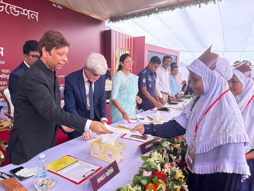 সিরাজগঞ্জে ৮৫২ মেধাবী শিক্ষার্থী পেল বৃত্তি ও সম্মাননা